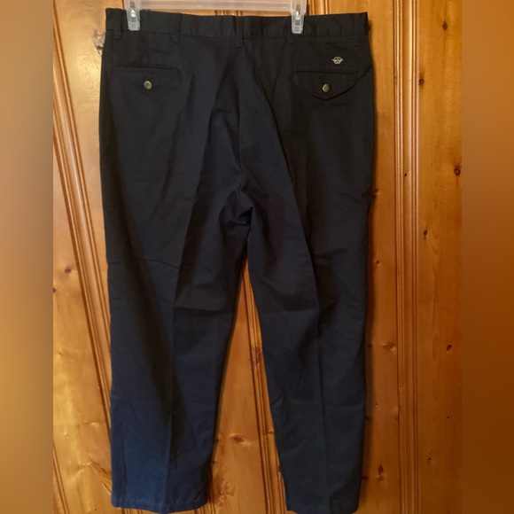 Size 42/32 Men’s DOCKERS Khakis Flat Front Relaxed Fit New - Picture 2 of 8